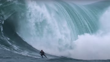 Lucas Fink practicando skim por primera vez en la historia en Mavericks, Half Moon Bay, California, Estados Unidos. El 28 de diciembre del 2023.