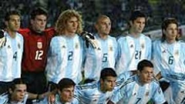 <b>CON SEIS 'ESPAÑOLES'.</B> Bielsa sacó en el once titular hasta seis jugadores de la Liga española: Cavallero, Coloccini, Solari, Aimar, Cambiasso, y Saviola.