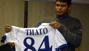 Aunque no jugó oficialmente con el club, el zaguero central estuvo en las filas del cuadro ruso. Posteriormente regresó a Brasil tres años antes de aterrizar en Milán.