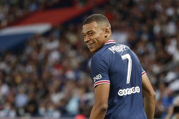 El fichaje de Mbappé por el Real Madrid supera con creces todos los culebrones del verano, ya que un año después todo sigue igual entre las idas y venidas del delantero francés que no termina de contar su decisión final.