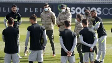 Simeone y el Profe Ortege dirigen el entrenamiento del Atlético.