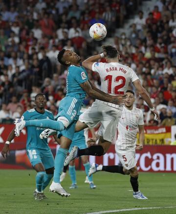 Eder Militao y Rafa Mir.