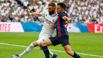 El defensa del FC Barcelona Eric Garc¨ªa pugna por el bal¨®n con el delantero del Real Madrid Karim Benzema, durante el partido de la novena jornada de Liga que Real Madrid y FC Barcelona han disputado en el estadio Santiago Bernab¨¦u.
