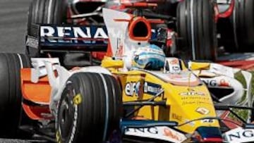 <b>SE NOTA SU AUSENCIA. </b>La baja de Alonso, en la foto por delante de Hamilton, no le está sentando nada bien a McLaren.