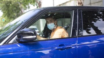 Feddal, futbolista del Betis, en el interior de su coche.