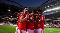 Julian Weigl celebra su gol en la victoria del Benfica contra el PSV.