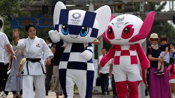 Miraitowa y Someity, mascotas de los Juegos Ol&iacute;mpicos de Tokio 2020, pasean durante su presentaci&oacute;n oficial.