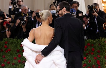 Durante la Met Gala 2022, un evento benéfico que da inicio a la exposición de moda anual del Instituto del Vestido del Museo Metropolitano de Arte de la ciudad de Nueva York, se puedo ver a Kim Kardashian llevando el vestido con el que Marilyn Monroe le cantó Happy Birthday Mr. President a Kennedy.