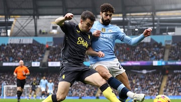 Everton's Irish defender #23 Seamus Coleman (L) vies with Manchester City's Croatian defender #24 Josko Gvardiol (R) during the English Premier League football match between Manchester City and Everton at the Etihad Stadium in Manchester, north west England, on December 26, 2024. (Photo by Darren Staples / AFP) / RESTRICTED TO EDITORIAL USE. No use with unauthorized audio, video, data, fixture lists, club/league logos or 'live' services. Online in-match use limited to 120 images. An additional 40 images may be used in extra time. No video emulation. Social media in-match use limited to 120 images. An additional 40 images may be used in extra time. No use in betting publications, games or single club/league/player publications. /