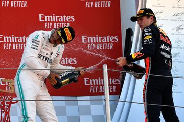 Lewis Hamilton celebrando su victoria en el GP de España con Max Verstappen