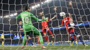 El centrocampista del Leverkusen Sidney Sam cabecea el balón para anotar 