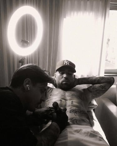 Según las imágenes de la transmisión y los reportes de campo:  Vinícius, frustrado por el incidente previo y los roces físicos, comenzó a "chicanear" a Otamendi, aparentemente recordándole que el Real Madrid lo estaba dejando fuera de la Champions y mencionando sus títulos europeos.