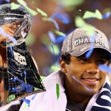 Russell Wilson con el Lombardi Trophy tras ganar la Super Bowl.