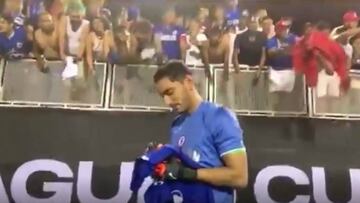 El fail de Jesús Corona al firmar playeras a fans de Cruz Azul