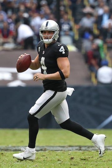 MEXICO CITY, MEXICO - NOVEMBER 19: Derek Carr #4 of the Oakland Raiders looks to pass against the New England Patriots during the first half at Estadio Azteca on November 19, 2017 in Mexico City, Mexico.   Buda Mendes/Getty Images/AFP
== FOR NEWSPAPERS, INTERNET, TELCOS & TELEVISION USE ONLY ==