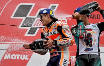 Marc Márquez y Fabio Quartararo celebrando en el podio del Gran Premio de Japón. 