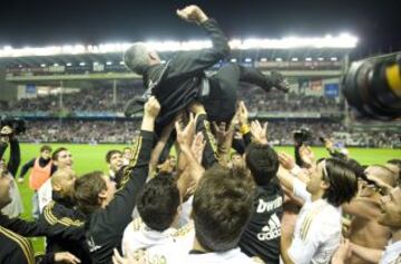 Los jugadores del Real Madrid y Mourinho celebran el titulo de Campeones de Liga 2012