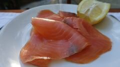 Alerta alimentaria por listeria en este salmón ahumado: las 15 marcas afectadas