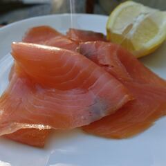 Alerta alimentaria por listeria en este salmón ahumado: las 15 marcas afectadas