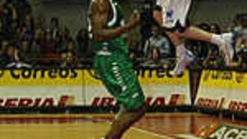 <B>VUELO TRIUNFAL.</B> Vidal remata un contrataque con un mate.