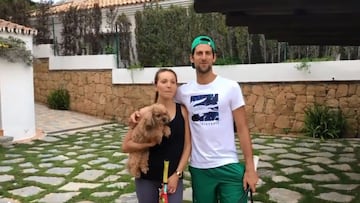 Novak Djokovic posa junto a su mujer Jelena en la mansión de Marbella que acaba de adquirir.