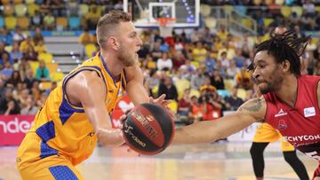GRAFCAN3683. LAS PALMAS DE GRAN CANARIA, 19/05/2019.- El jugador del Herbalife Gran Canaria Siim Sander Vene (i) y el jugador del Tecnyconta Zaragoza Stan Okoye durante el partido de la liga ACB que ambos equipos disputaron esta domingo en el Gran Canaria Arena, en Las Palmas de Gran Canaria. EFE/ELvira Urquijo A.
