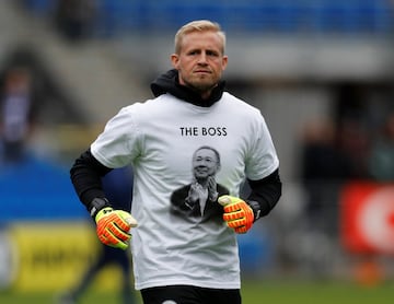 Kasper Schmeichel en el homenaje previo a Vichai Srivaddhanaprabhaal partido frente al Cardiff City.