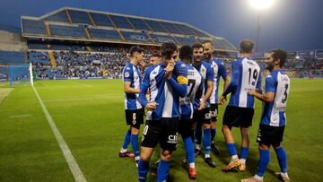 Nico Espinosa se besa el escudo para celebrar el tercer gol.