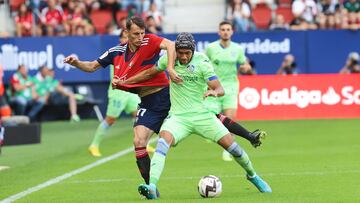 Gastón disputa un balón con Budimir en el partido del domingo. En segundo plano aparece Juan Iglesias.