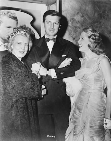 Hubert de Givenchy ( 1927- 2018), después de la temprana muerte de su padre, de gripe en 1930, con solo 42 años, el futuro diseñador de moda y su hermano mayor, Jean-Claude de Givenchy (1925-2009), que heredó el marquesado familiar y, finalmente, se convertiría en el presidente de Parfums Givenchy, fueron criados por su madre y su abuela materna. En 1952 abrió su propia firma, la 'Casa de Modas Givenchy' , con el apoyo del modisto español Cristóbal Balenciaga. En 1988 vendió la firma, pero siguió dirigiéndola hasta 1996, año en que se retiró. La admiración de Givenchy por la figura de Cristóbal Balenciaga impulsó el proyecto de construcción de un museo dedicado a la obra del modisto vasco (Museo Balenciaga, en Guetaria) y la constitución de la fundación correspondiente, de la que fue presidente fundador.