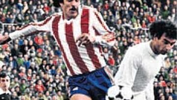 <b>RECUERDO. </b>Maxi pugna un balón con Gallego de testigo.