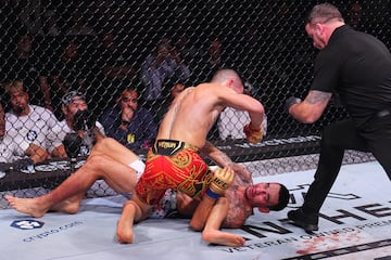 Ilia Topuria y Max Holloway durante la pelea.