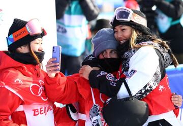 Queralt se abraza a Chloe Kim al lado de Sena Tomita. El selfie de la española con sus compañeras de podio.