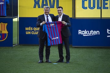Xavi Hern¨¢ndez y Joan Laporta.