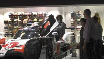 Los Reyes visitaron el Museo de Fernando Alonso