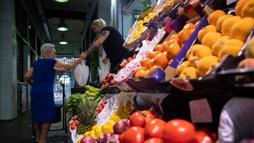 Un puesto de frutas y verduras de un mercado de abastos. A 12 de agosto de 2022, en Sevilla (Andalucía, España). El Índice de Precios de Consumo (IPC) ha bajado un 0,4% en Andalucía durante julio con respecto al mes anterior, mientras que la tasa interanual asciende y se sitúa en un 11,2%, 0,7 puntos por encima del dato de junio, según INE. Con el repunte de julio, la inflación encadena dos meses consecutivos por encima del 10%, después de que en junio se situara en el 10,2%. Por su parte, la inflación subyacente (sin alimentos no elaborados ni productos energéticos) aumentó en julio seis décimas, hasta el 6,1%, su valor más alto desde enero de 1993.
12 AGOSTO 2022
María José López / Europa Press
12/08/2022