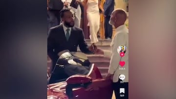 El vídeo viral de Depay saliendo del casino por la propina que le da al aparcacoches de su Ferrari