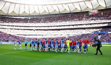Los jugadores de ambos equipos se saludan antes del inicio del encuentro. 