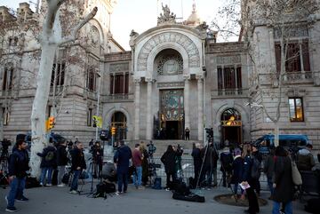 Numeros medios de comunicación en la puerta principal de la Audiencia Provincial de Barcelona. 