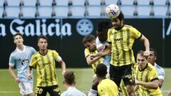 Arribas despeja de cabeza un bal&oacute;n superando en el salto a Aidoo durante el amistoso entre el Celta y el Oviedo celebrado en Bala&iacute;dos.