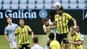 Arribas despeja de cabeza un bal&oacute;n superando en el salto a Aidoo durante el amistoso entre el Celta y el Oviedo celebrado en Bala&iacute;dos.