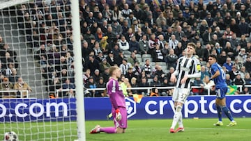 NEWCASTLE (United Kingdom), 24/02/2026.- Camilo Duran of Qarabag (R) celebrates scoring the 1-2 goal during the UEFA Champions League play-offs 2nd leg match between Newcastle United and Qarabag FK in Newcastle, Britain, 24 February 2026. (Liga de Campeones, Reino Unido) EFE/EPA/ADAM VAUGHAN