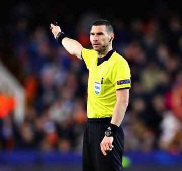 Bernabéu ready | Referee Georgi Kabakov during UEFA Champions League match between Valencia and Manchester United.