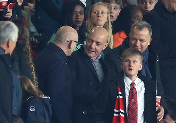 Sir Dave Brailsford, director deportivo de INEOS, en el palco de Old Trafford.