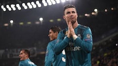 Cristiano agradece a la afici&oacute;n de la Juventus los aplausos tras la chilena.