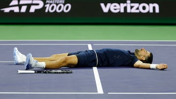 INDIAN WELLS (United States), 12/03/2026.- Novak Djokovic of Serbia falls to the ground after getting winded to win a point on a long rally during the mens singles match against Jack Draper of Great Britain on day 8 of the BNP Paribas Open tennis tournament in Indian Wells, California, USA, 11 March 2026. (Tenis, Gran Bretaña, Reino Unido) EFE/EPA/JOHN G. MABANGLO