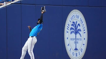 MIAMI, FLORIDA - JULY 07: Bryan De La Cruz #14 of the Miami Marlins catches a fly ball against the Chicago White Sox during the seventh inning at loanDepot park on July 07, 2024 in Miami, Florida.   Rich Storry/Getty Images/AFP (Photo by Rich Storry / GETTY IMAGES NORTH AMERICA / Getty Images via AFP)