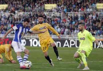 Imanol Agirretxe intenta un remate ante Rubén Duarte y Casilla.