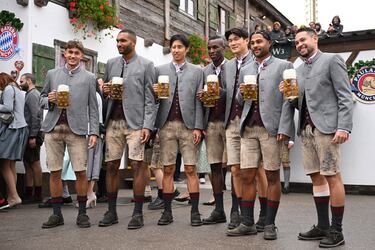 Los jugadores del  Bayern de Múnich Tom Bischof, Hiroki Ito, Jonathan Tah, Serge Gnabry, Minjae Kim, Raphael Guerreiro, y Nicolas Jackson durante la fiesta del Oktoberfest celebrada en Múnich.