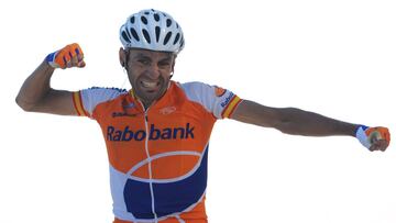Juanma Gárate celebra su triunfo en Mont Ventoux.